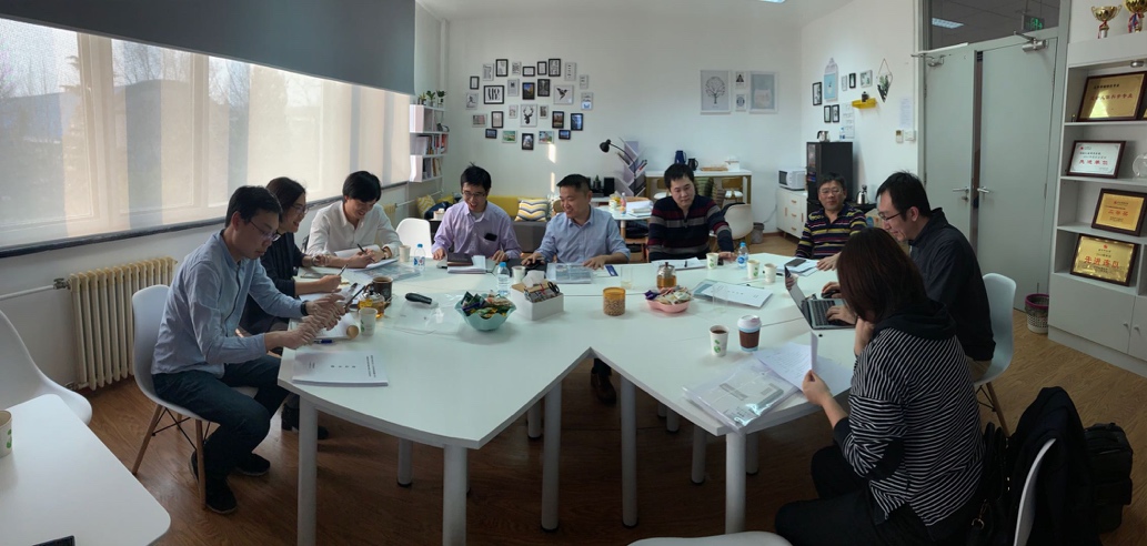 图片包含 餐桌, 室内, 人员, 墙壁&#xA;&#xA;描述已自动生成